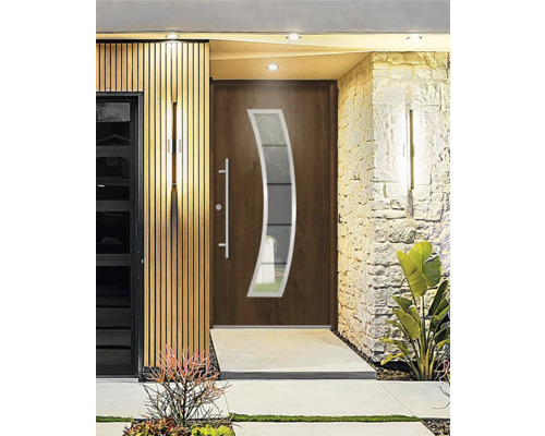 Eingangsbereich mit Haustür aus Holz und Glaseinsatz