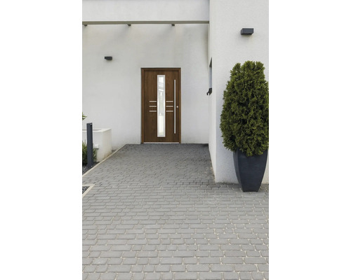 Eingangsbereich mit Haustür, Pflastersteinen und Pflanzkübel