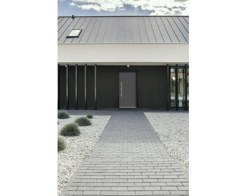 Modernes Haus mit Haustür, gepflastertem Weg und Kiesgarten