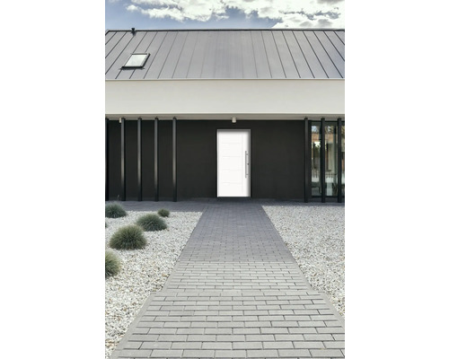 Maison moderne avec façade grise, porte d''entrée blanche et chemin pavé