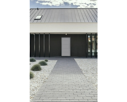 Maison individuelle avec chemin pavé, parterre de gravier et porte d''entrée