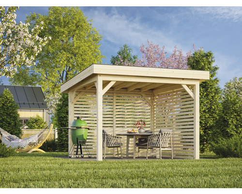 Pavillon en bois avec barbecue, table et chaises dans le jardin