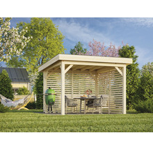 Pavillon de jardin en bois avec espace barbecue, table de jardin et chaises dans le jardin