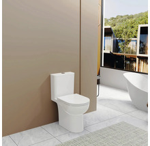 Weißes Stand-WC in einem Badezimmer