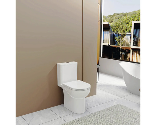 Weißes Stand-WC in einem Badezimmer