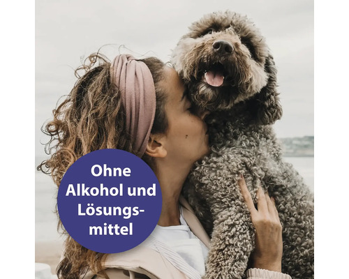 "Frau umarmt Hund