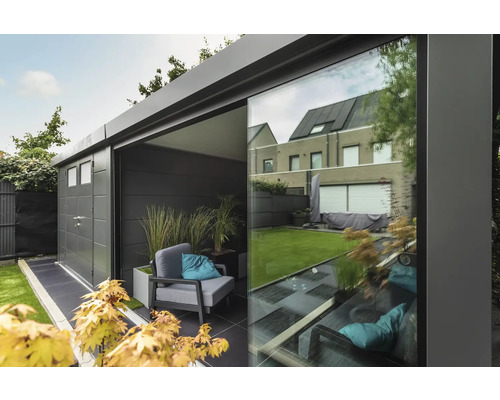 Jardin moderne avec abri de jardin, fauteuil et plantations