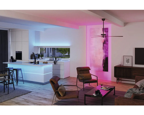 Salon moderne avec cuisine, ventilateur de plafond et éclairage coloré