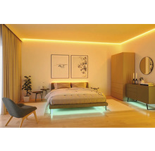 Modernes Schlafzimmer mit Bett, Schrank und LED-Beleuchtung