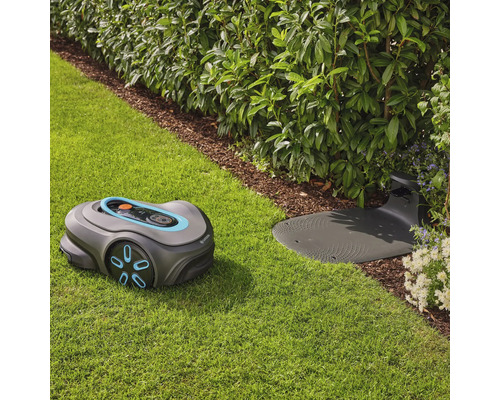 Gardena Mähroboter mit Ladestation auf Rasenfläche