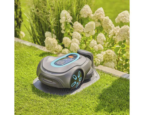 Gardena Mähroboter auf Rasenfläche vor Blumenbeet