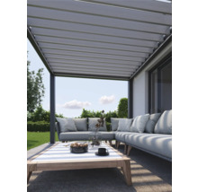 Terrasse mit Pergola, Sitzgruppe und Tisch