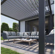 Überdachte Terrasse mit Loungemöbeln und Lamellendach für den Aussenbereich.