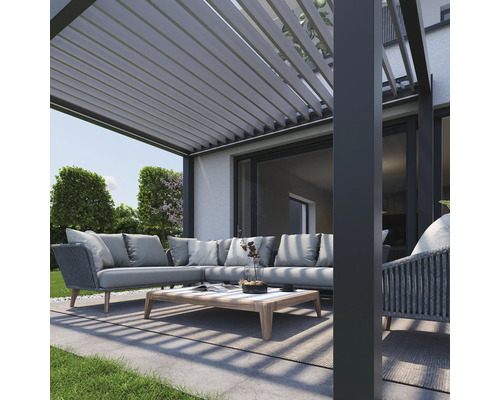 Terrasse couverte avec mobilier de salon et toit à lamelles pour l''extérieur.