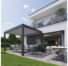 Terrasse mit Pergola, Sitzgruppe und Esstisch vor modernem Haus