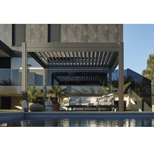 Moderne Terrassenüberdachung mit Lamellendach neben einem Pool und einer Sitzecke.