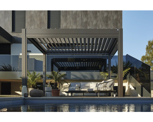 Pergola Biohort 3,5x3 inkl. beweglichen, isolierten Lamellendach für geringere Geräuschentwicklung und Wärmeabstrahlung 367,5 x 312 cm dunkelgrau-metallic Moderne Terrassenüberdachung mit Lamellendach neben einem Pool und einer Sitzecke.