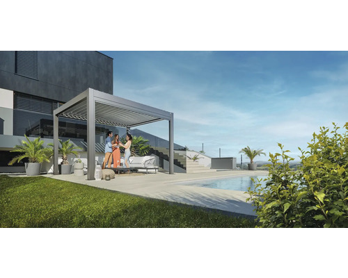 Pergola Biohort 4x3 inkl. beweglichen, isolierten Lamellendach für geringere Geräuschentwicklung und Wärmeabstrahlung 404,5 x 312 cm quarzgrau-metallic Terrassenszene mit Pergola, Gartenmöbeln und Pool für den Aussenbereich.