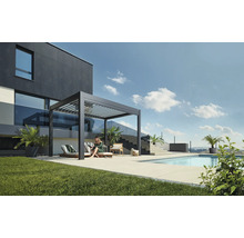 Moderne Terrasse mit Aluminium Pergola, Liegestühlen und Pool vor einem Wohnhaus
