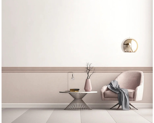 Wohnzimmer mit Sessel, Beistelltisch und Lampe