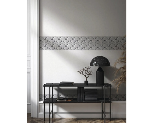 Wohnraum mit Wandfliesenbordüre in Halbkreisform und schwarzem Regal