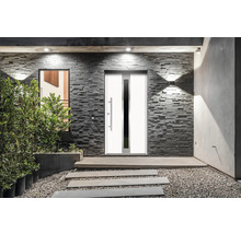 Eingangsbereich mit Haustür, Fenster und Steinmauer.