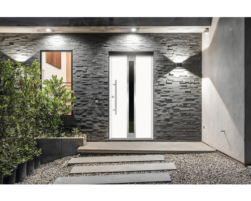 Eingangsbereich mit Haustür, Fenster und Steinmauer.