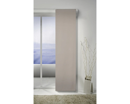 Panneau japonais devant une porte-fenêtre avec vue sur la mer, décoration avec vase et branches sur un tapis