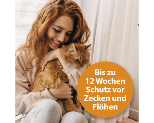 Frau umarmt Katze, Hinweis auf bis zu 12 Wochen Schutz vor Zecken und Flöhen
