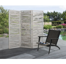 Scène de jardin avec paravent à trois éléments et chaise de jardin