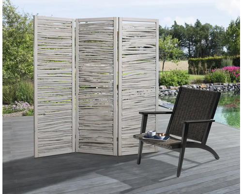 Scène de jardin avec paravent à trois éléments et chaise de jardin