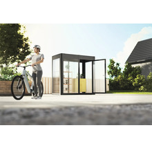 Box de jardin moderne avec façade en verre et femme à vélo devant