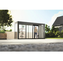Abri de jardin moderne avec un homme à l''entrée, étagère à plantes et beaucoup de lumière naturelle.