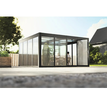 Pavillon de jardin avec murs en verre et cadre noir, avec des personnes à l''intérieur