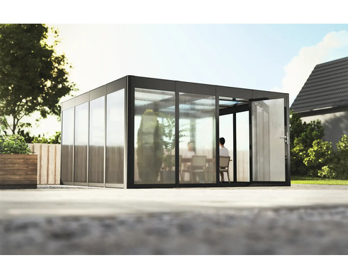 Gewächshaus SunGarden Select 4.4 Polycarbonat 10 mm 443 x 443 cm anthrazit Gartenhaus mit Glaswänden und schwarzem Rahmen, mit Personen im Inneren