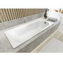Baignoire encastrée dans une salle de bains au décor neutre.
