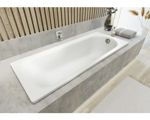 Baignoire encastrée dans une salle de bains au décor neutre.