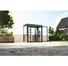 Mann betritt ein modernes Gartenhaus mit Glaswänden und Regalen, das mit Pflanzen dekoriert ist