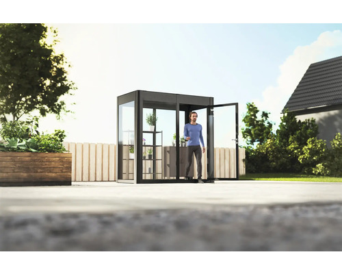 Mann betritt ein modernes Gartenhaus mit Glaswänden und Regalen, das mit Pflanzen dekoriert ist