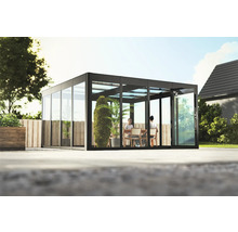 Moderner Pavillon mit Glaswänden und Sitzbereich im Garten