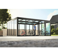 Fahrradgarage mit Fahrrädern und einer Person