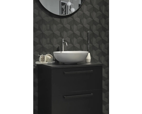 Modernes Badezimmer mit Waschbecken, Unterschrank und geometrischen Fliesen