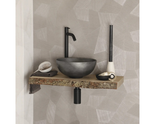 Modernes Badezimmerwaschbecken mit Armatur auf einer Holzplatte montiert