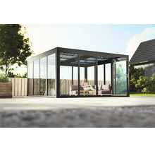 Pavillon indépendant avec parois en verre et structure de toit dans le jardin, avec des sièges