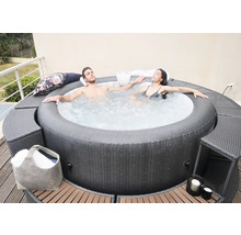 Couple se détendant dans un jacuzzi gonflable sur la terrasse