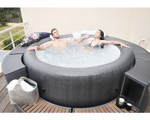 Couple se détendant dans un jacuzzi gonflable sur la terrasse