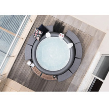 Vue de dessus d''un bain à remous rond avec des sièges à l''extérieur