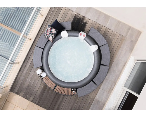 Vue de dessus d''un bain à remous rond avec des sièges à l''extérieur