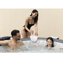 Famille se détendant dans un jacuzzi gonflable avec porte-gobelets