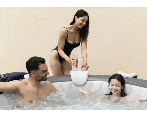 Famille se détendant dans un jacuzzi gonflable avec porte-gobelets